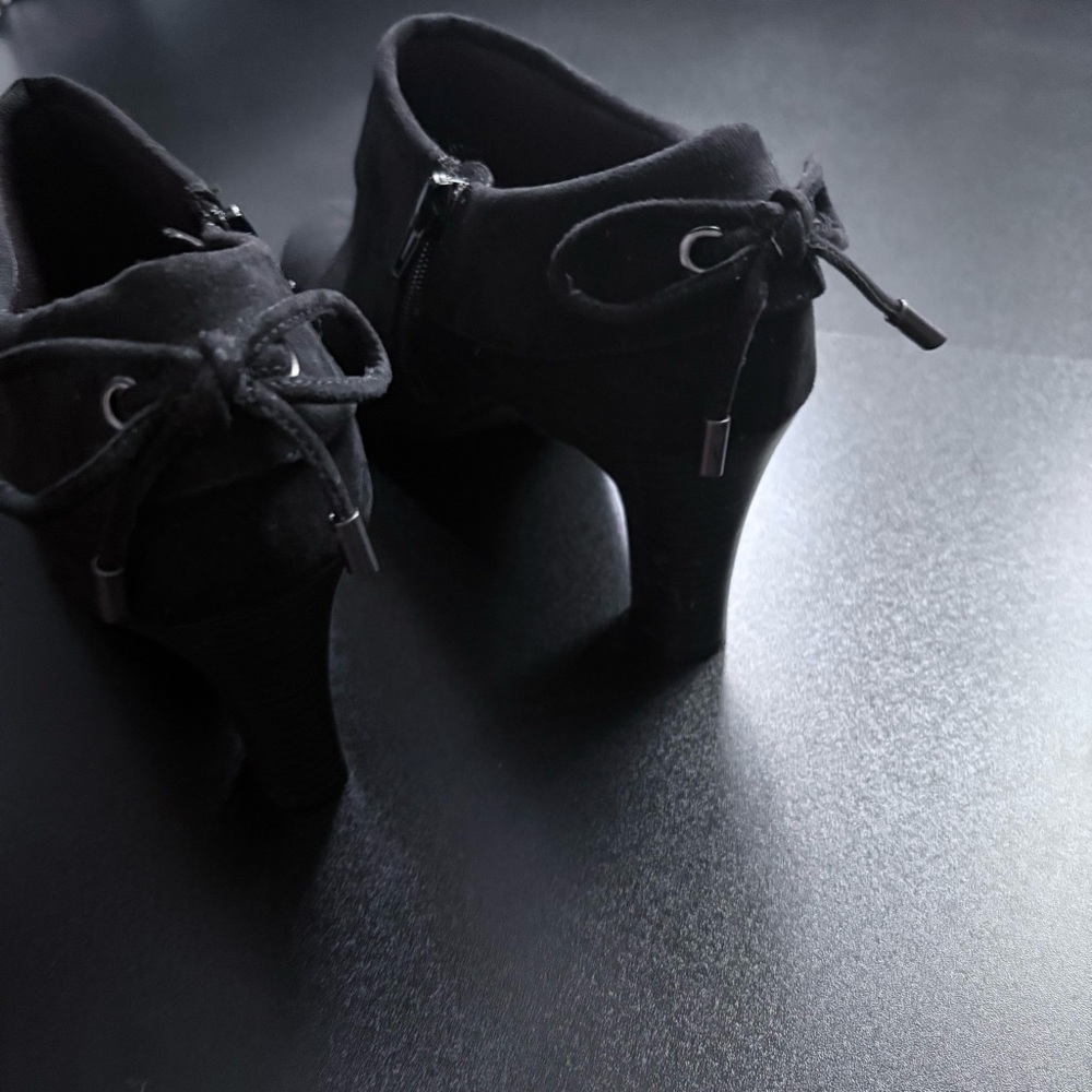 Coach and Four Black Suede Cuffed Ankle Booties with Bow 3 inch heel size 8.5 - Picture 3 of 7